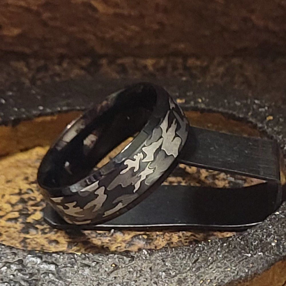 Men's Urban Black and Grey Camo Wedding Ring Band - Camouflage Wedding Ring - Picture 6 of 8